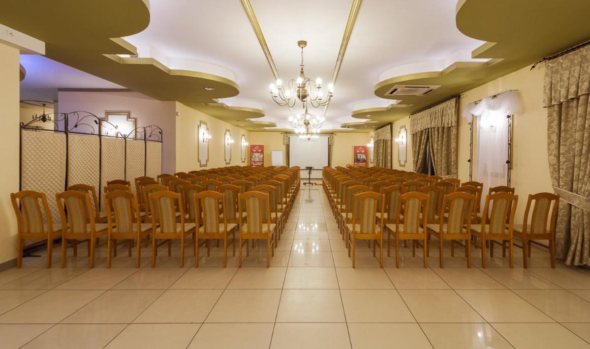 Namysłów Dworek Rozany Hotel & Restauracja מראה חיצוני תמונה